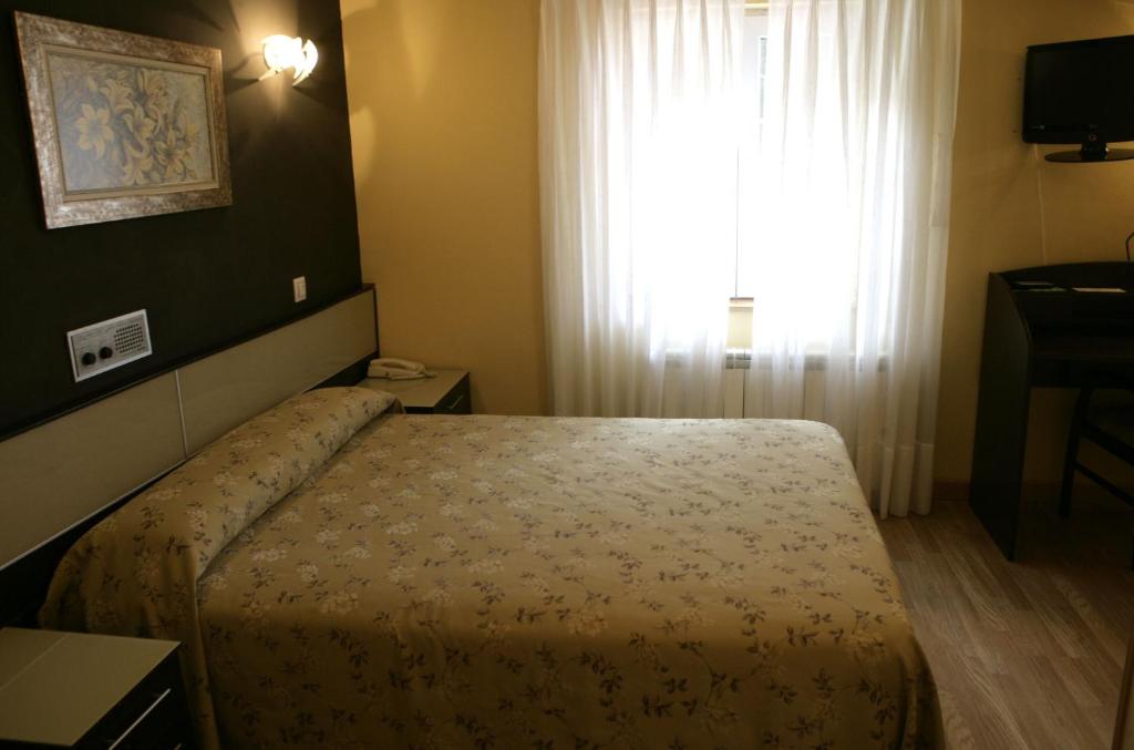 A bed or beds in a room at Hotel Azpiazu