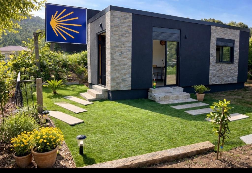ein kleines Haus mit einer Flagge darauf in der Unterkunft Casinha do codecal in Labruja