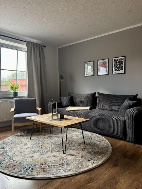 a living room with a couch and a coffee table at 100qm Apartment mit Regendusche & Top-Lage in Mücheln