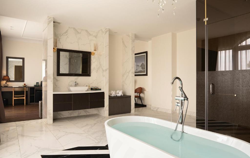 Premium Suite with Bathtub