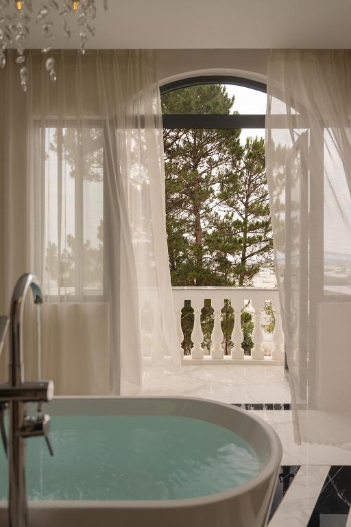 Premium Suite with Bathtub