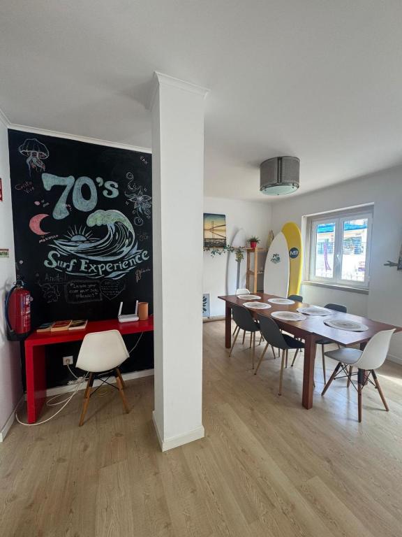 una sala da pranzo con tavolo e sedie di 70's Hostel a Ericeira