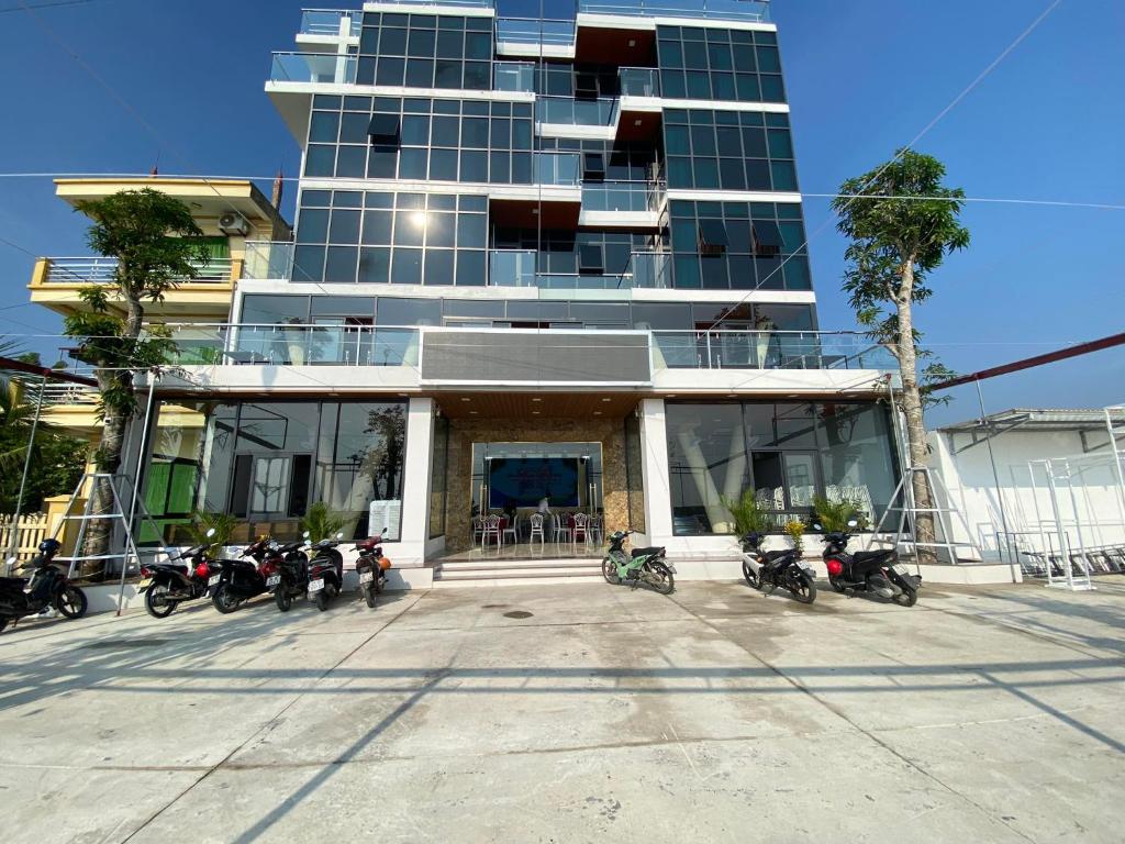 a group of motorcycles parked in front of a building at Hải Phát Hotel in Du Xuyên