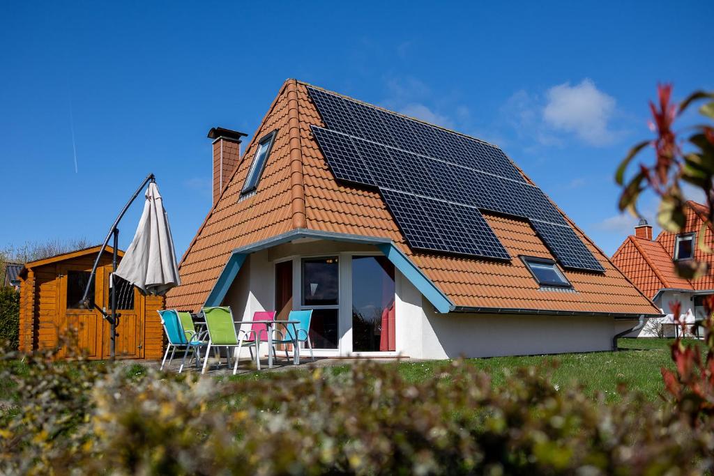 a house with solar panels on the roof at Ferienhaus Klapötke in Dorum-Neufeld