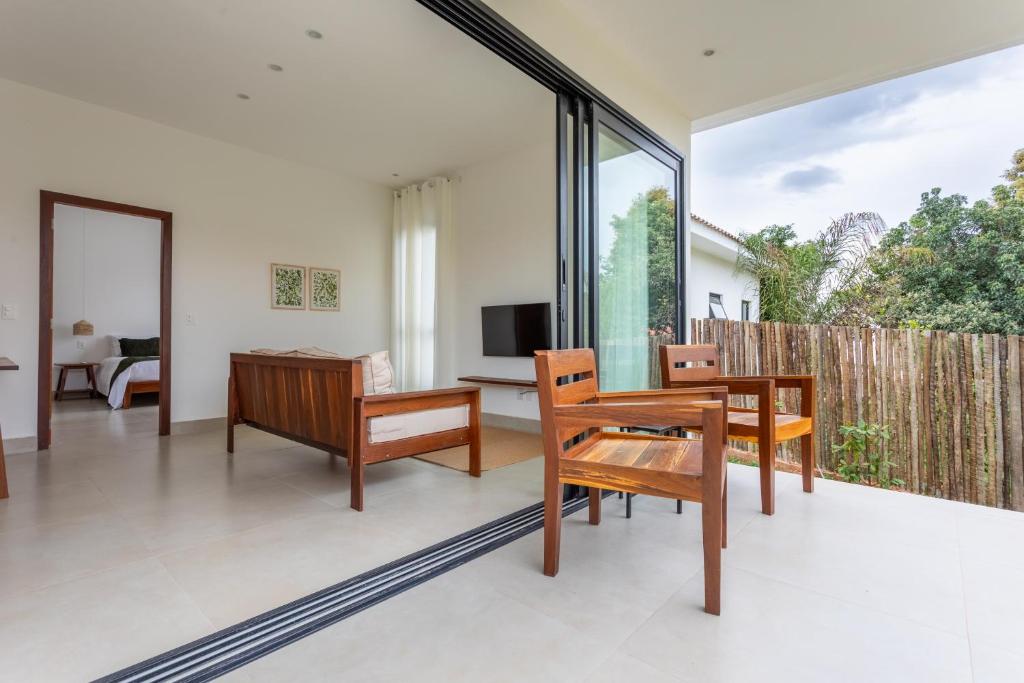 a living room with a desk and a television at Botanique Veadeiros in Alto Paraíso de Goiás