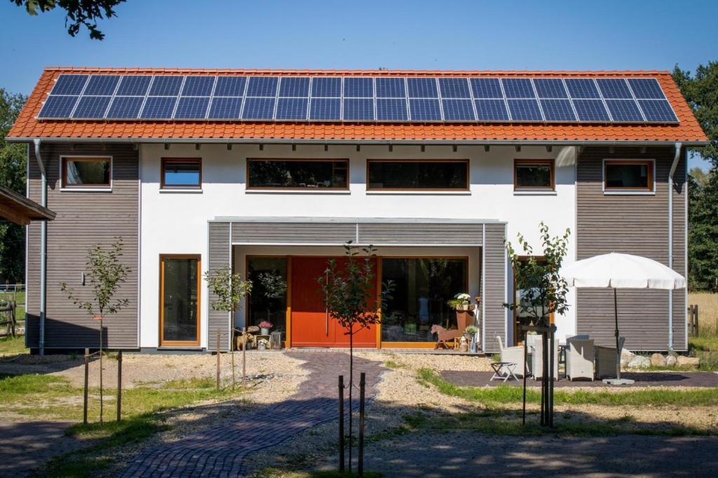 a house with solar panels on the roof at Ferienhof Vielstedt in Schürenbusch