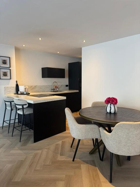 eine Küche und ein Esszimmer mit Tisch und Stühlen in der Unterkunft Boulevard 3E in Arnhem