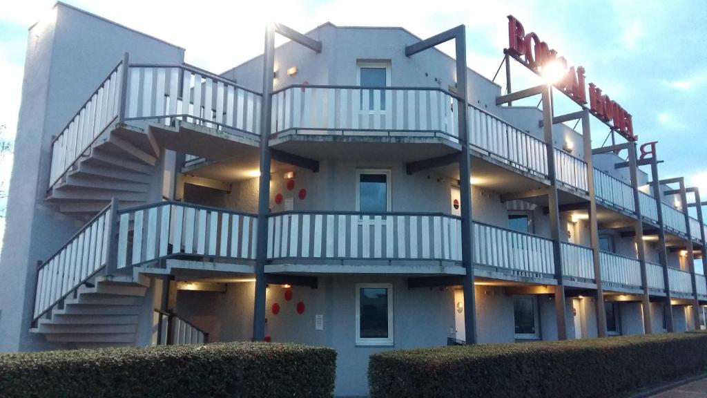 Un edificio con escaleras a un lado. en Bonsaï Hotel d'Orleans, en Olivet