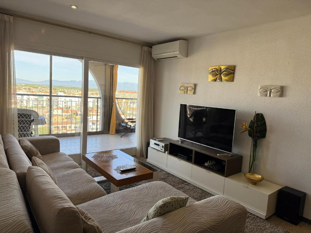 a living room with a couch and a flat screen tv at AwayDays - 107 - Apartamento 2 Dormitorios con Wi-Fi in Empuriabrava