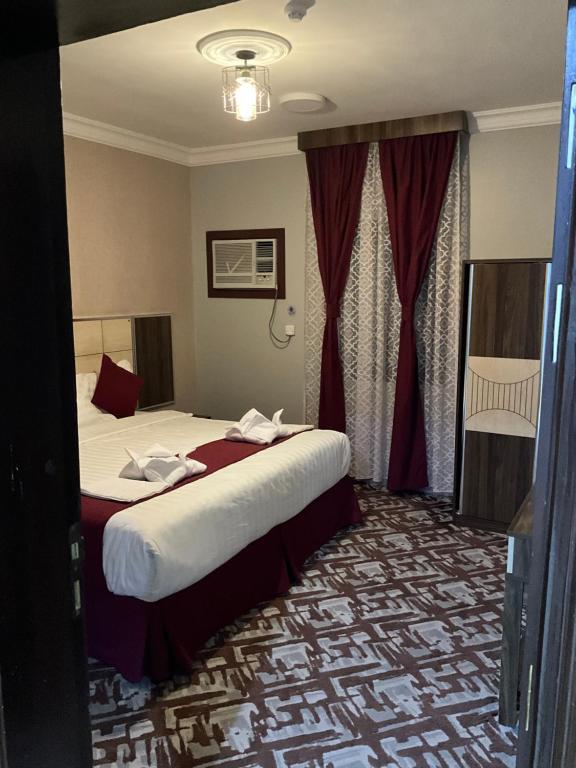 a hotel room with a bed in a room at اجنحه البيداء فرع الدفاع in Medina