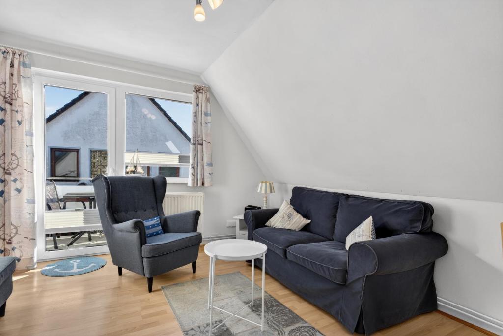 a living room with a couch and two chairs at Ferienwohnung Kleine Auszeit Nr 3 in Maasholm