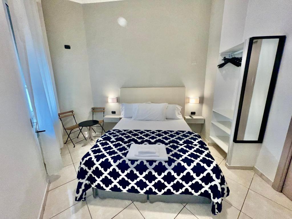 a bedroom with a bed with a black and white blanket at Tuanis in Naples