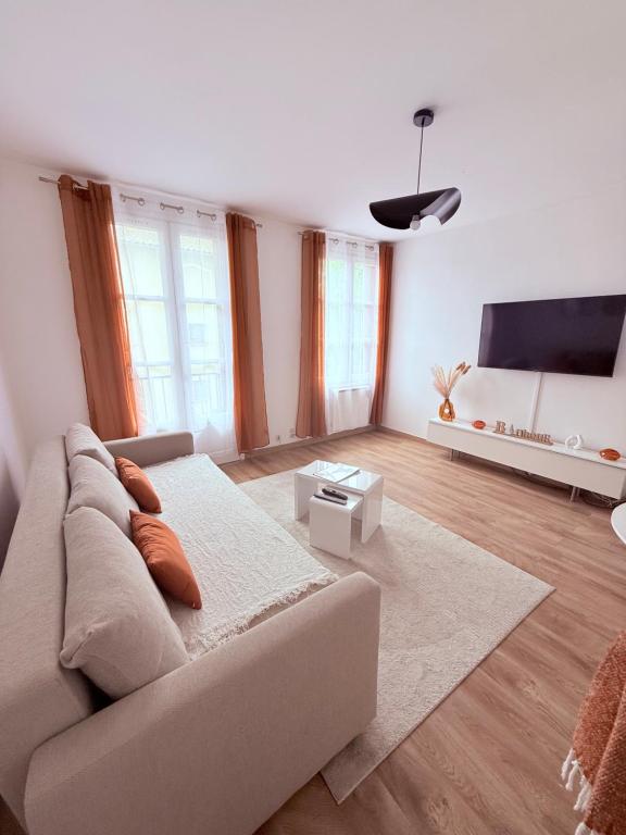 a white living room with a couch and a bed at Le Terra Rosa - Proche Zoo & Lac de la ramée in Plaisance-du-Touch