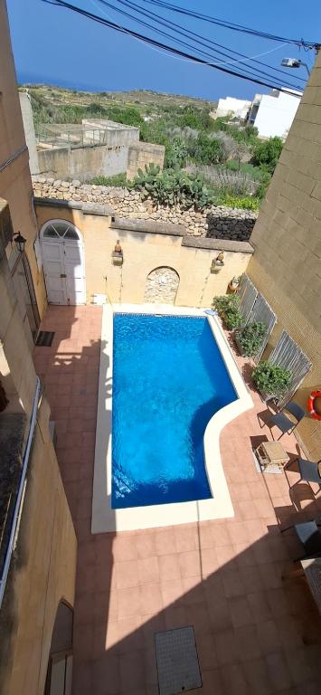 an overhead view of a swimming pool in a backyard at Shamrock House in Qala