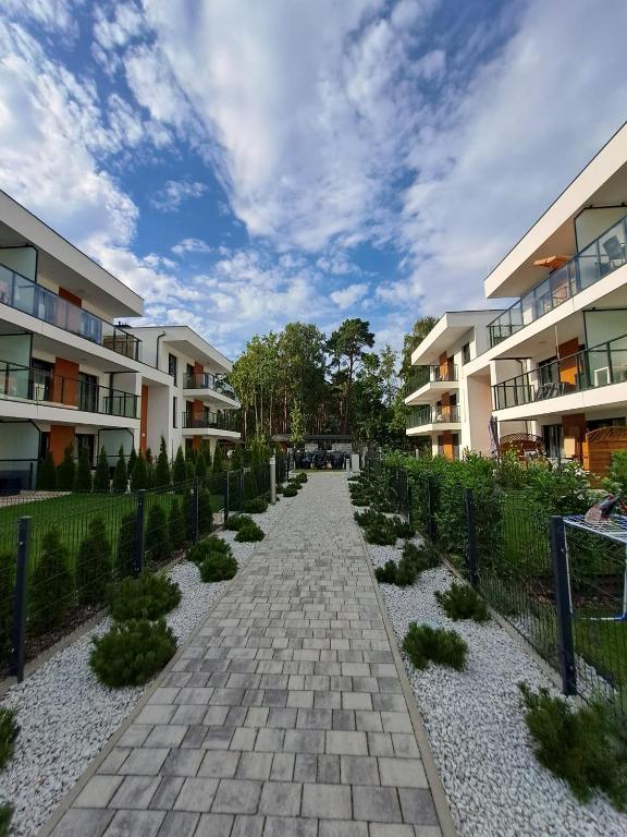a walkway in front of some apartment buildings at E&M-Plażowa in Międzywodzie