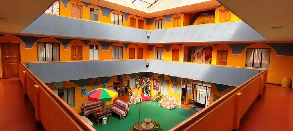 Draufsicht auf ein Haus mit einem Regenschirm in der Unterkunft Hotel Utama in Copacabana