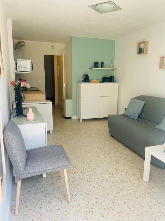Appartement climatisé 4 personnes, place de parking privée, RDC avec terrasse, à 10 min plage à pied