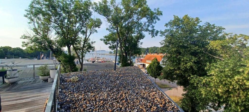 a pile of rocks sitting on top of a roof at FEWO-Boddenblick-Vilm in Lauterbach