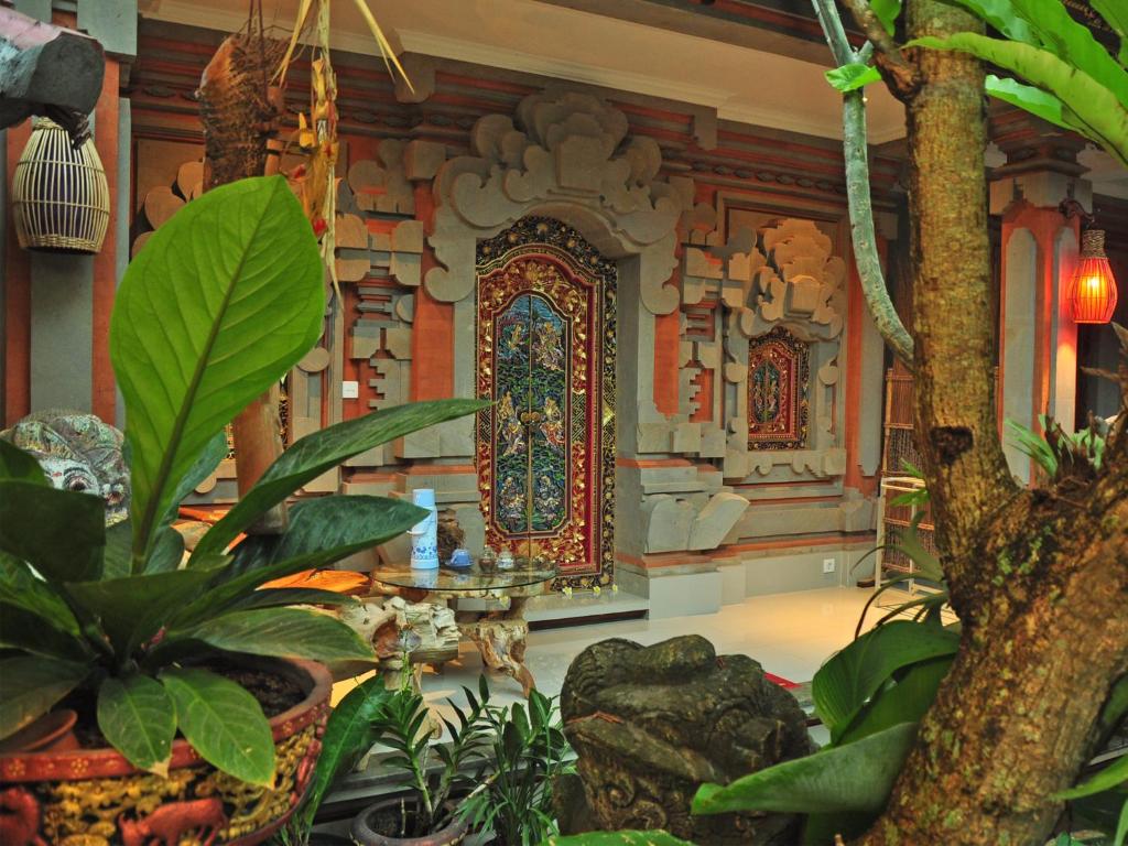 una habitación con una mesa y algunas plantas en ella en Angga Homestay, en Ubud