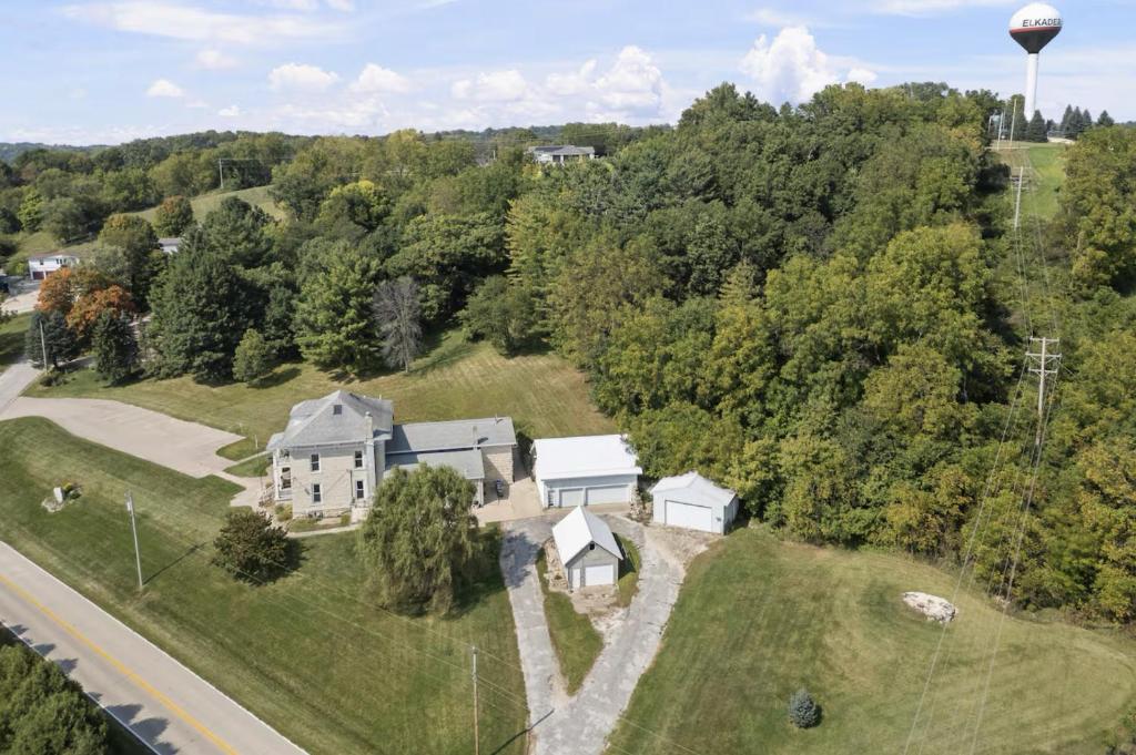 Elkader Jailhouse Inn - Deluxe Queen Suite