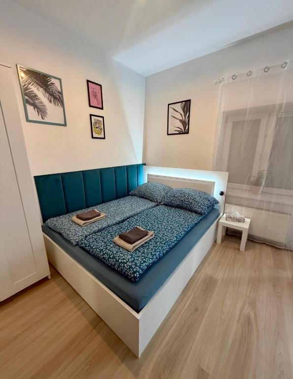 a bedroom with a bed in a room at Apartament z KLIMATYZACJĄ - ul Plebiscytowa 19 - darmowy parking in Opole