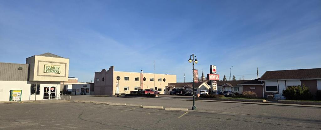 an empty street in a small town with buildings at Red Coat Inn Motel in Fort Macleod