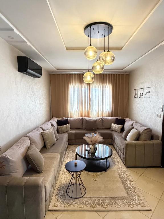 a living room with a couch and a table at Luxe appartement Berkane in Berkane