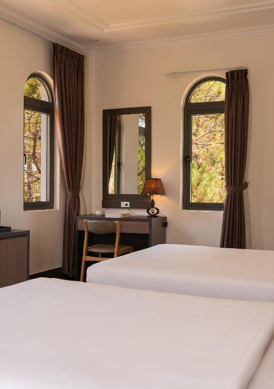 Grand Twin Room with Bathtub and Forest View