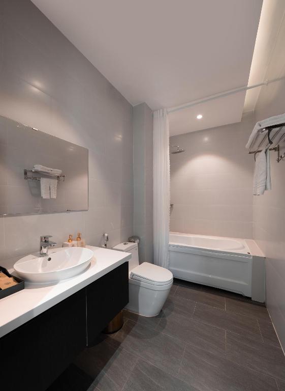 Grand Twin Room with Bathtub and Forest View