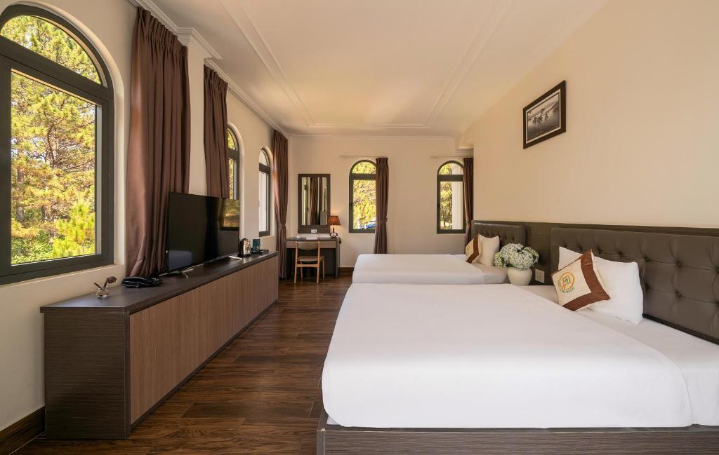 Grand Twin Room with Bathtub and Forest View