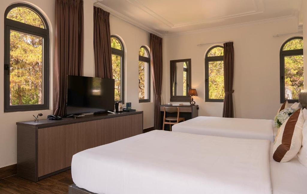 Grand Twin Room with Bathtub and Forest View