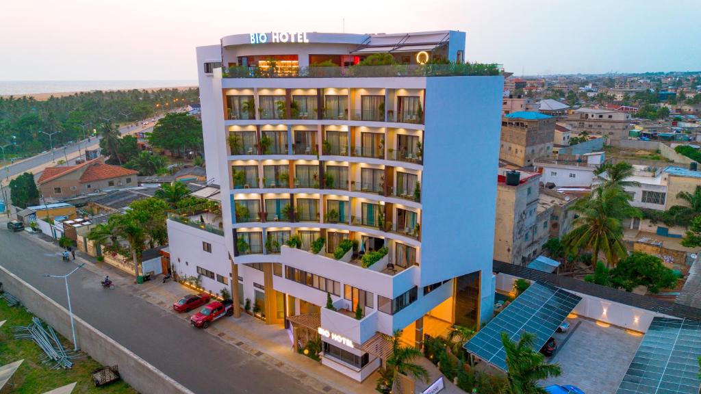 eine Draufsicht auf ein Gebäude in einer Stadtstraße in der Unterkunft Bio Hôtel in Lomé