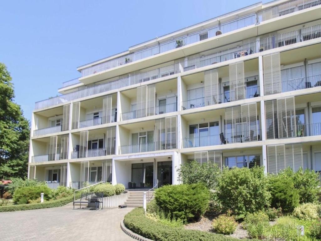 Außenansicht eines großen weißen Gebäudes in der Unterkunft Südwind Apartment Nr 05 - FeWo Usedom, strandnah, Schwimmbad, Sauna, Parkplatz, WLAN, und Balkon in Zempin