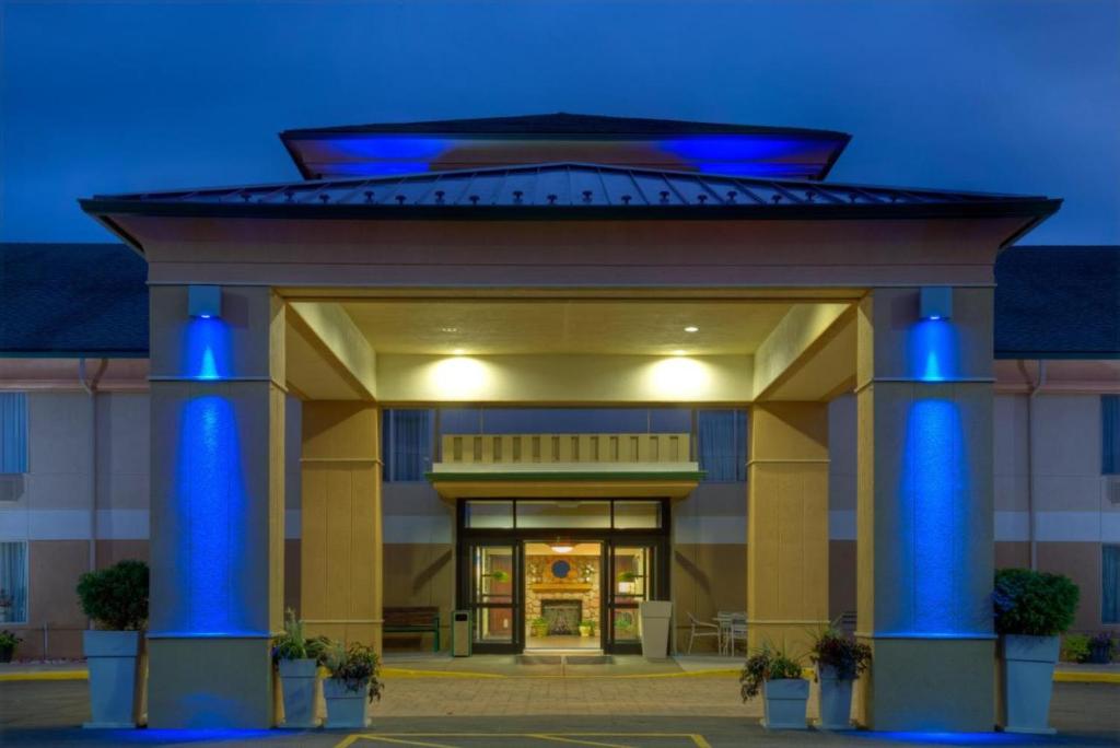 a building with blue lights on top of it at White Pine Lodge in Salamanca