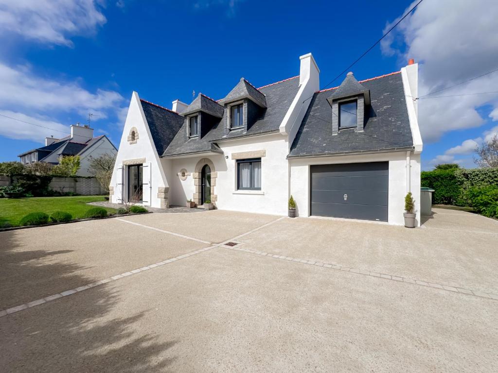 a white house with a large driveway at Ty ar Vigouden - maison de vacances in Loctudy