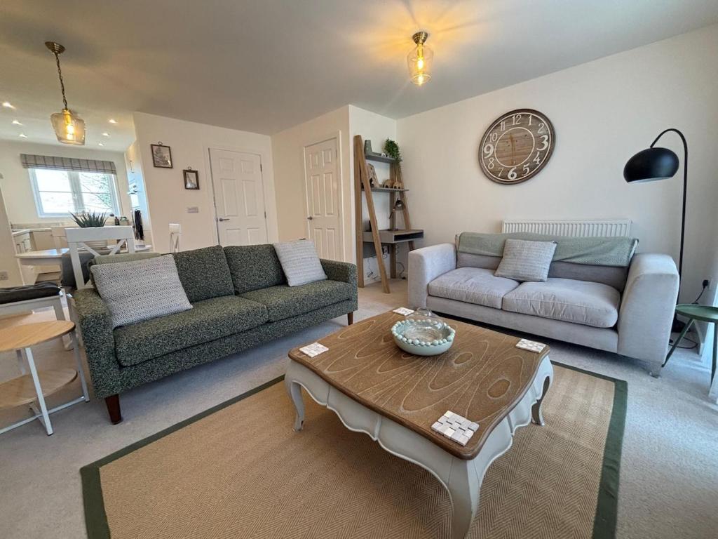 ein Wohnzimmer mit zwei Sofas und einem Couchtisch in der Unterkunft Oakfield View in Credenhill