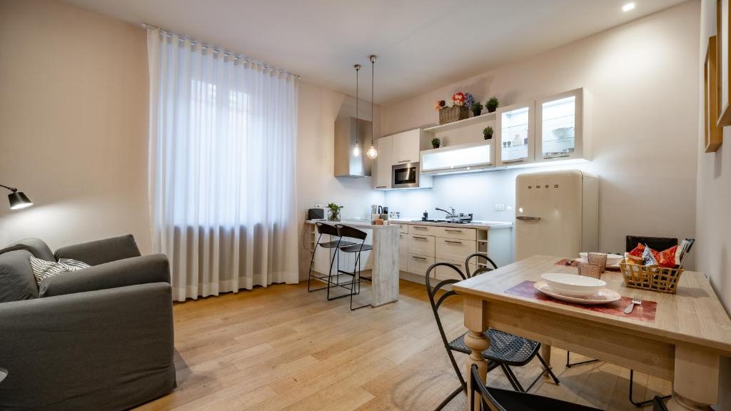 a living room and kitchen with a table and a couch at Mariposa in Lecco