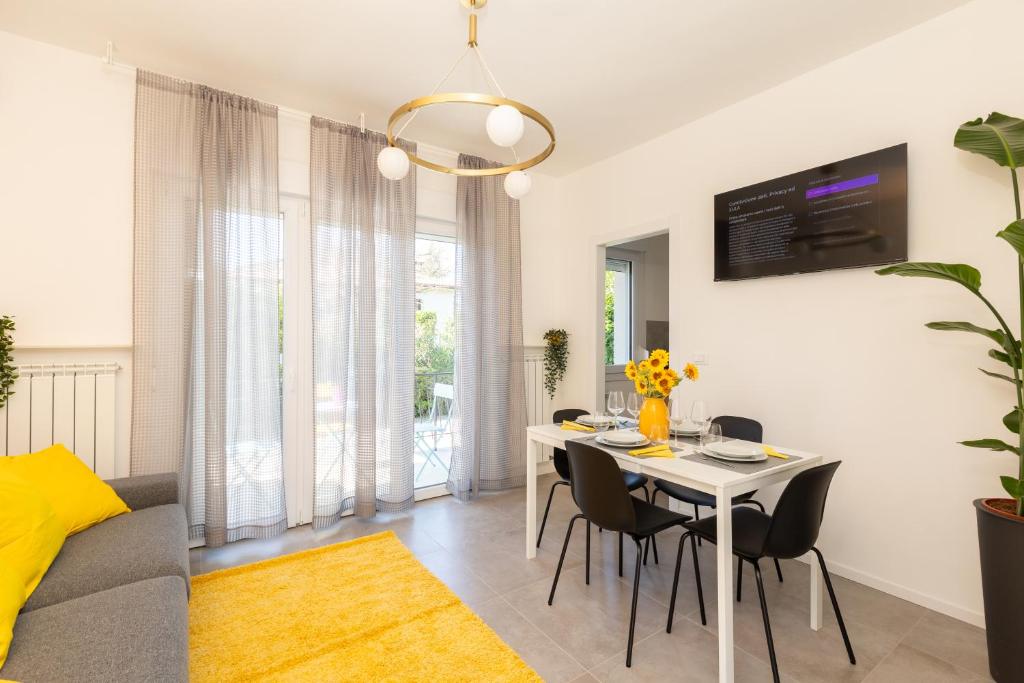 a dining room and living room with a table and chairs at Gradisca Go Home in Gradisca dʼIsonzo