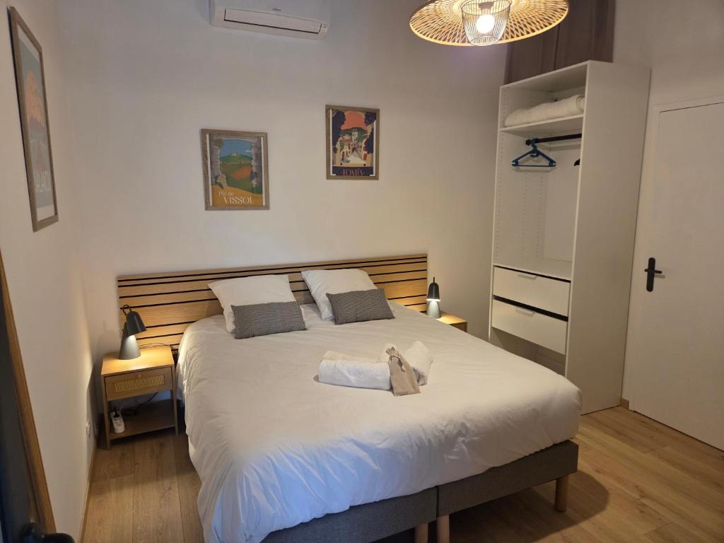 a bedroom with a bed with a cross on it at La chambre d'hôtes de l'olivier Gîte A Coeur Vaillant in Vailhan