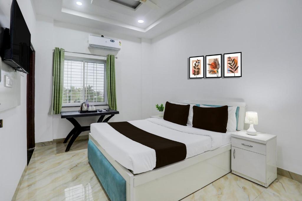 a bedroom with a bed and a desk in it at HOTEL O SPACE INN NH 44 in Pānchgaon