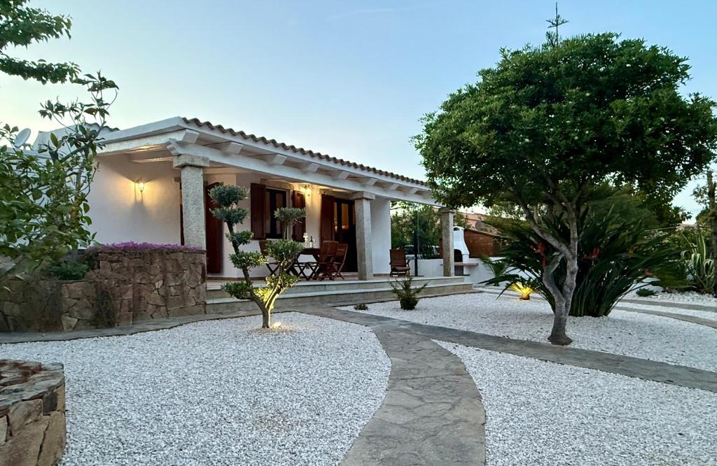 a house with a walkway in front of it at Villa Peru in Tanaunella
