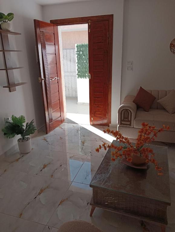 a living room with a couch and a table at Appartement chic et luxueux in Rejiche