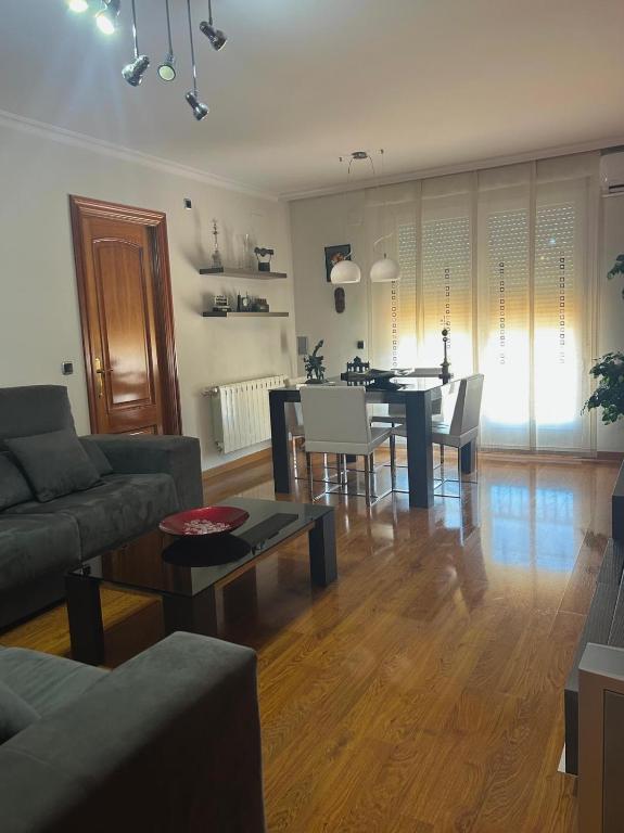 a living room with a table and a dining room at Buenos Aires apartamento in Guadix
