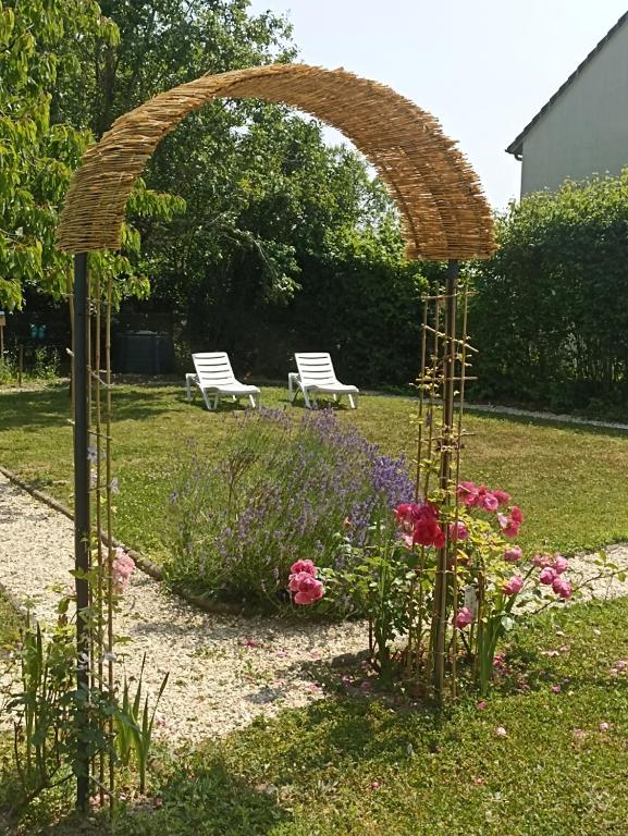 an arch with two benches in a park with flowers at Entre 2 Châteaux in Onzain
