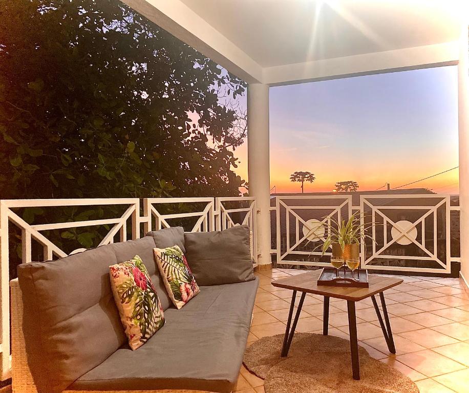 a living room with a couch and a table at Spacieux et lumineux Appartement T3 Cayenne in Cayenne