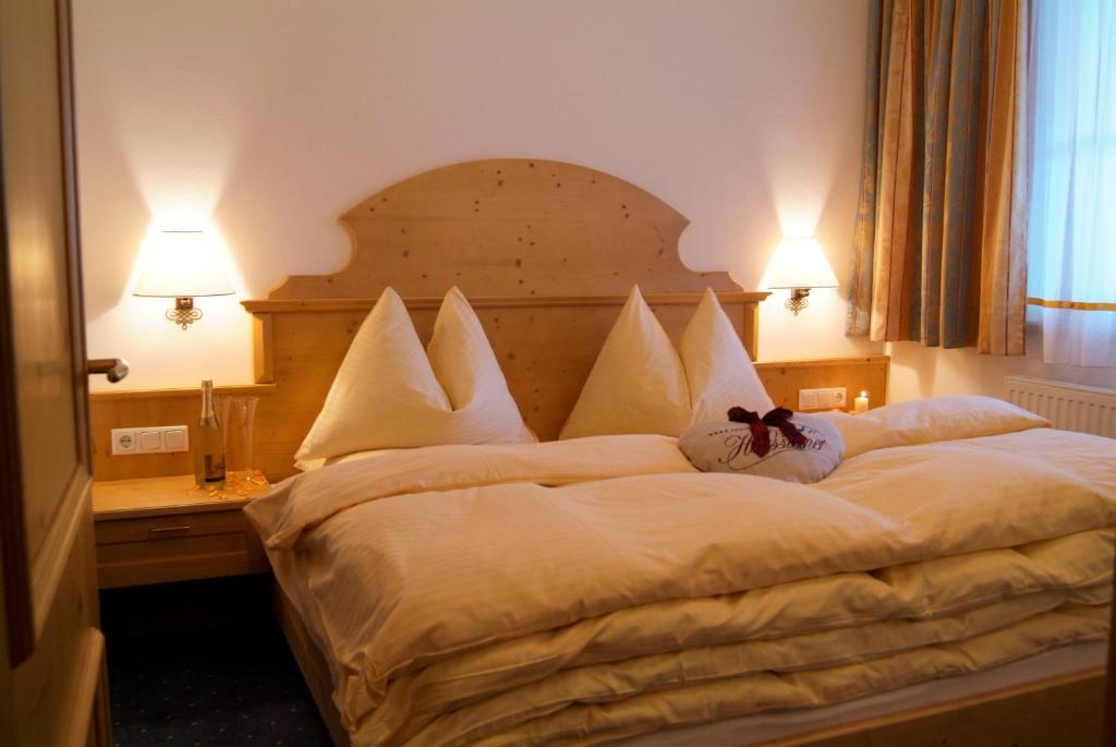 A bed or beds in a room at Landhaus & Appartementhaus Haussteiner