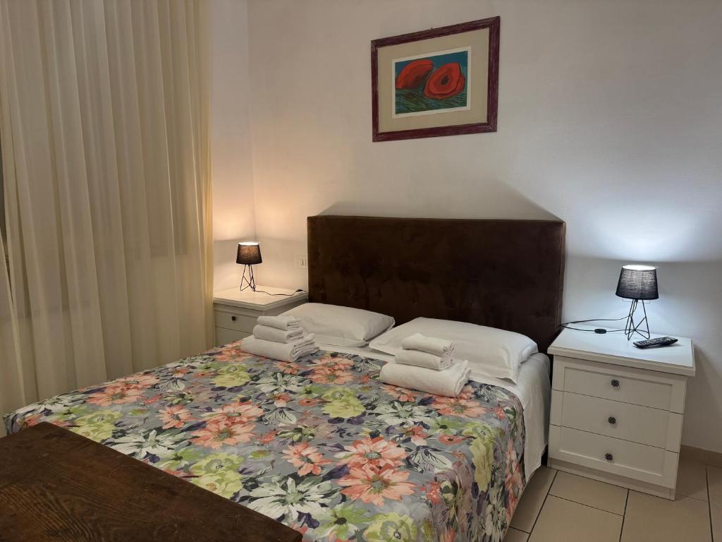 a bedroom with a bed with two night stands and two lamps at Villa Flavia in Arezzo