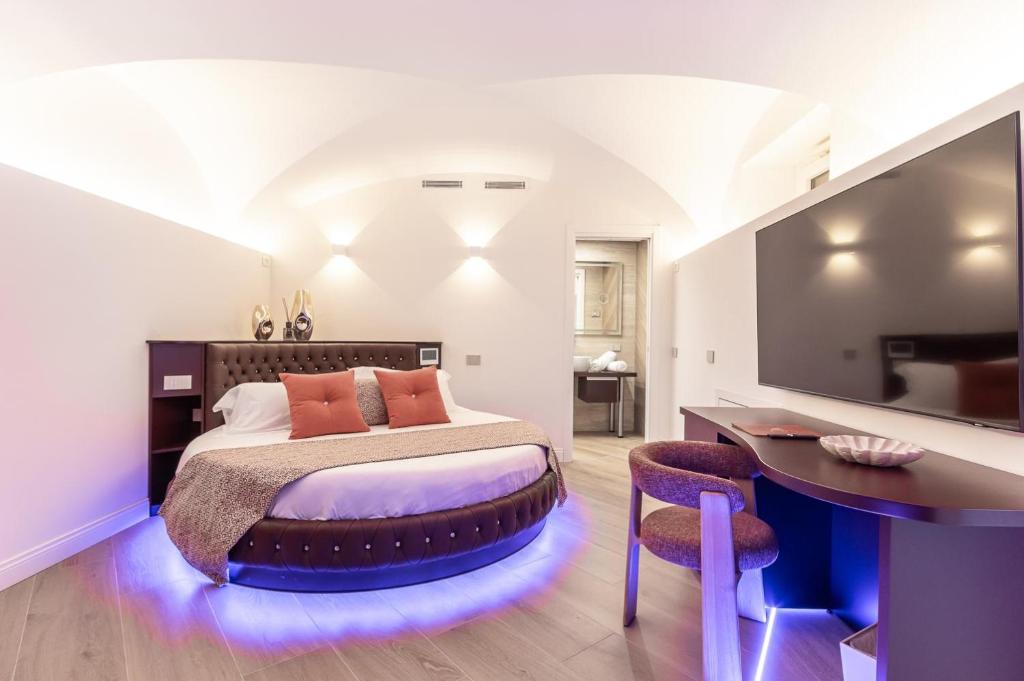 a bedroom with a bed with a table and chairs at Relais V&G in Anagni