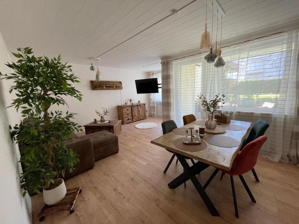 a living room with a table and a couch at Ferienwohnung Stadt-Wald-Park in Bad Harzburg