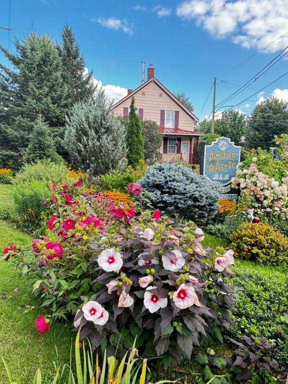 a garden of flowers in front of a house at À Amour et Amitié in Magog-Orford